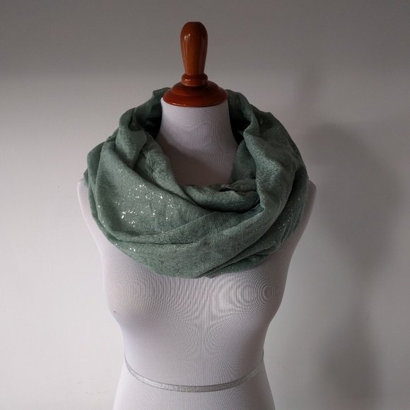 ❎ *Sold* Mint Green Silver Circle Infinity Scarf - Picture 1 of 7